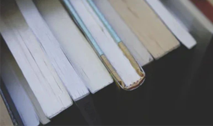 「唐能?人物專訪」語言世界中靜默的尋路者，朝上處走，往深處去